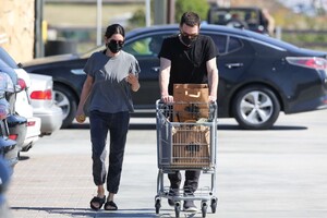 courteney-cox-and-johnny-mcdaid-grocery-shopping-in-malibu-03-27-2021-6.jpg