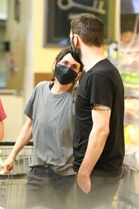 courteney-cox-and-johnny-mcdaid-grocery-shopping-in-malibu-03-27-2021-7.jpg