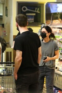 courteney-cox-and-johnny-mcdaid-grocery-shopping-in-malibu-03-27-2021-8.jpg