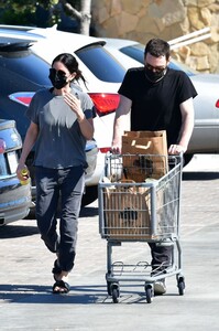 courteney-cox-and-johnny-mcdaid-grocery-shopping-in-malibu-03-27-2021-9.jpg