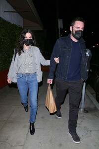 courteney-cox-out-in-santa-monica-03-30-2021-0.thumb.jpg.0c0ca58c34973a4ab57ca1c2c1e044c3.jpg