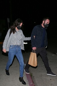 courteney-cox-out-in-santa-monica-03-30-2021-1.thumb.jpg.34d443ba4523444a7d7d29db765acf76.jpg