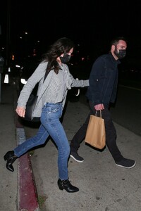 courteney-cox-out-in-santa-monica-03-30-2021-2.thumb.jpg.a83fc60ae92296166224ff5a71ccd969.jpg