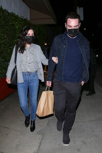 courteney-cox-out-in-santa-monica-03-30-2021-4.jpg