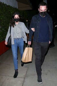 courteney-cox-out-in-santa-monica-03-30-2021-5.jpg