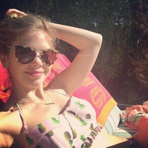 dreama-walker-sun-tanning.jpg