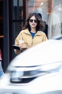 eiza-gonzalez-out-for-lunch-in-los-angeles-6_thumbnail.jpg