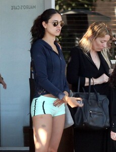 eiza-gonzalez-out-shopping-in-west-hollywood_8.jpg