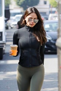eiza-gonzalez-sporty-in-black-sweatshirt-and-yoga-pants-out-in-west-hollywood-1.jpg