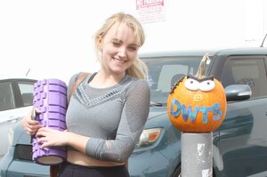 evanna-lynch-in-leggings-leaving-dance-practice-in-la-10-06-2018-10.jpg