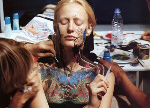 givenchy-by-alexander-mcqueen-fall-winter-2000-paris-photography-james-cochrane-i-d-magazine-october-2000.thumb.jpg.9d2b2deb483bd137ce65b19448269262.jpg