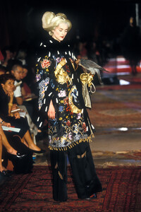 givenchy-hc-fw-1997-1.thumb.jpg.ef6ab297c153a3a5f52c8fb2abc397f4.jpg