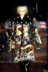 givenchy-hc-fw-1997-3.thumb.jpg.bfbf63efd7b3b1db05c9a7161a0012c4.jpg