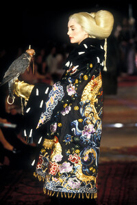 givenchy-hc-fw-1997-4.thumb.jpg.2679ac8f3fb40341e254512d223a45a8.jpg