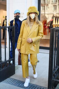 hailey-rhode-bieber-and-justin-bieber-paris-02-28-2021-12.jpg