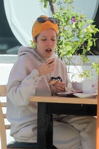 halsey-enjoying-a-meal-in-la-02-28-2021-0.jpg