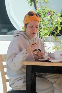 halsey-enjoying-a-meal-in-la-02-28-2021-2.jpg