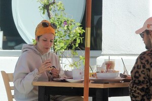 halsey-enjoying-a-meal-in-la-02-28-2021-3.jpg