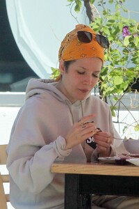 halsey-enjoying-a-meal-in-la-02-28-2021-4.jpg