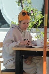 halsey-enjoying-a-meal-in-la-02-28-2021-5.jpg