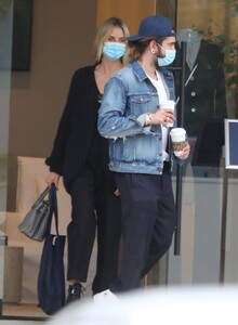 heidi-klum-shopping-in-malibu-03-12-2021-0.jpg
