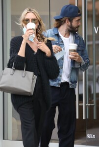 heidi-klum-shopping-in-malibu-03-12-2021-3.jpg