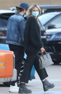 heidi-klum-shopping-in-malibu-03-12-2021-7.jpg