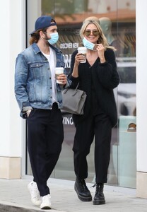 heidi-klum-shopping-in-malibu-03-12-2021-8.jpg