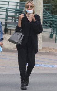 heidi-klum-shopping-in-malibu-03-12-2021-9.jpg