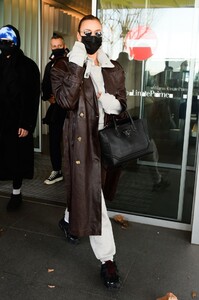 irina-shayk-arriving-in-italy-for-milan-fashion-week-02-28-2021-2.jpg