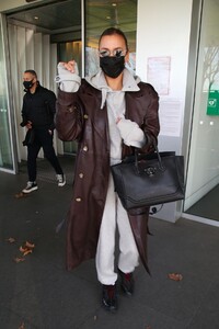 irina-shayk-arriving-in-italy-for-milan-fashion-week-02-28-2021-3.jpg