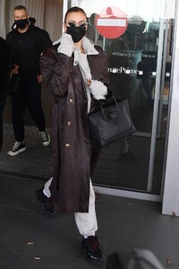 irina-shayk-arriving-in-italy-for-milan-fashion-week-02-28-2021-6.jpg