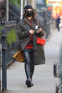 irina-shayk-out-and-about-in-new-york-03-10-2021-1.thumb.jpg.71434a29f1d488daf20aaa1d31e9d81a.jpg