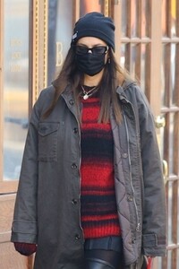 irina-shayk-out-and-about-in-new-york-03-10-2021-2.jpg