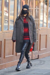 irina-shayk-out-and-about-in-new-york-03-10-2021-3.jpg