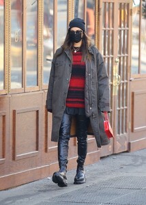 irina-shayk-out-and-about-in-new-york-03-10-2021-5.jpg