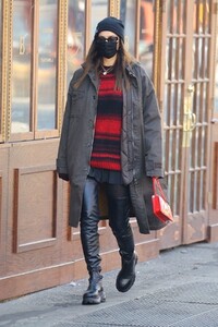 irina-shayk-out-and-about-in-new-york-03-10-2021-6.jpg