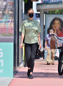 karlie-kloss-in-casual-outfit-miami-03-24-2021-3.jpg