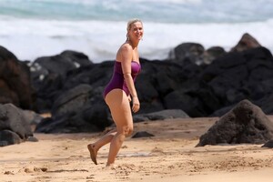 katy-perry-at-the-beach-in-hawaii-03-03-2021-0.jpg
