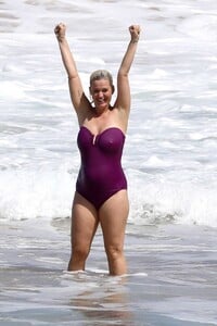 katy-perry-at-the-beach-in-hawaii-03-03-2021-14.jpg