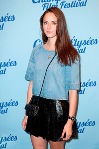 kaya-scodelario-attends-the-truth-about-emanuel-(4).jpg