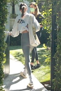 kendall-jenner-and-hailey-bieber-out-for-pilates-class-in-los-angeles-03-05-2021-3.thumb.jpg.48404aef05ac5d33d11c491ebbb452ca.jpg