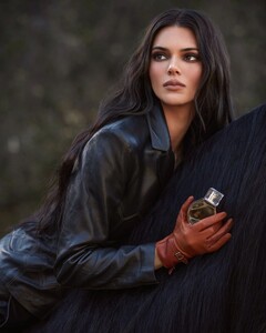 kendall-jenner-and-kim-kardashian-for-kendall-by-kkw-fragrance-2021-0.thumb.jpg.0f690a77747fa5a967dd7b3bd17cbb55.jpg