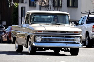 kendall-jenner-in-her-vintage-truck-in-la-03-06-2021-1.jpg