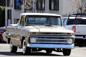 kendall-jenner-in-her-vintage-truck-in-la-03-06-2021-5.jpg