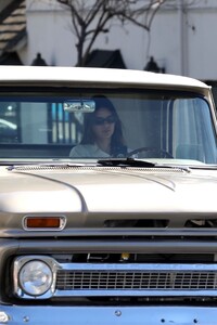 kendall-jenner-in-her-vintage-truck-in-la-03-06-2021-6.jpg