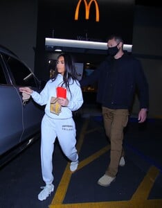 kim-kardashian-at-a-mcdonalds-in-calabasas-03-16-2021-4.jpg