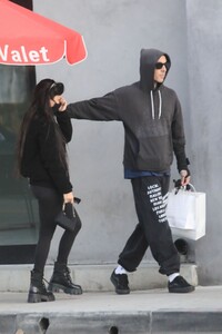 kourtney-kardashian-and-travis-barker-out-in-los-angeles-03-16-2021-5.jpg