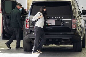 kourtney-kardashian-at-a-dermatology-office-in-beverly-hills-03-01-2021-0.thumb.jpg.67c9b2a94c3e226ec091d4417c514529.jpg