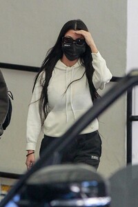 kourtney-kardashian-at-a-dermatology-office-in-beverly-hills-03-01-2021-3.jpg